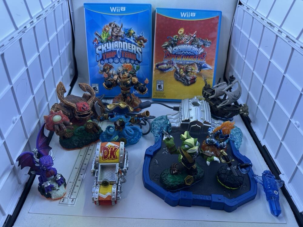 Skylanders Superchargers Trap Team Wii U Mix lot 2 Games W Portal 10 Figures
